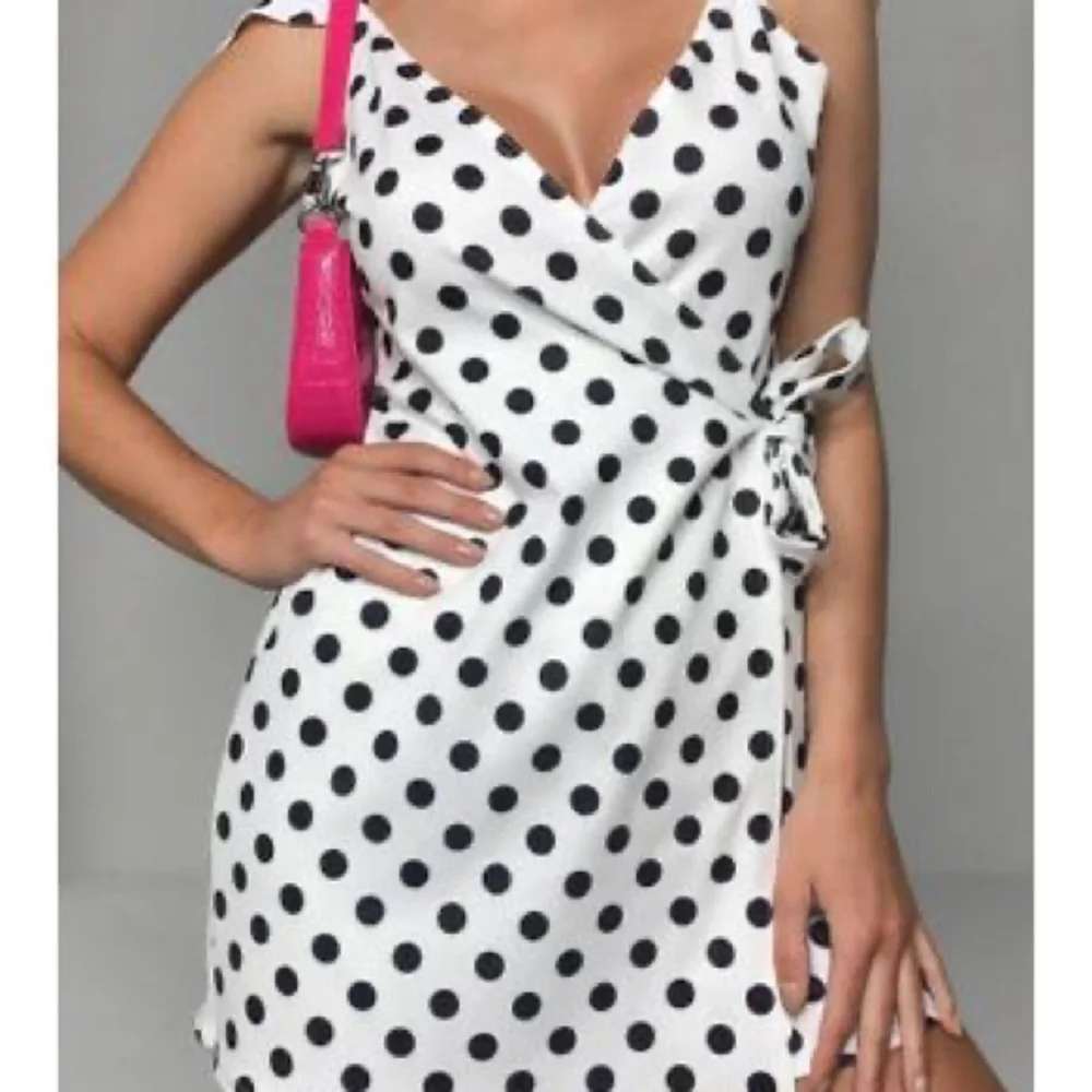 WRAP TIE SKORT POLKA DOT PLAYSUIT
Colour. WHITE - Picture 1 of 5